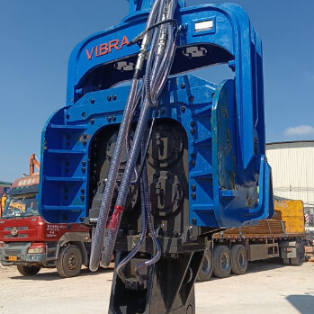 Maximum 1500kN Force Pile Driver on Integrated Four-Wheel Electric Chassis